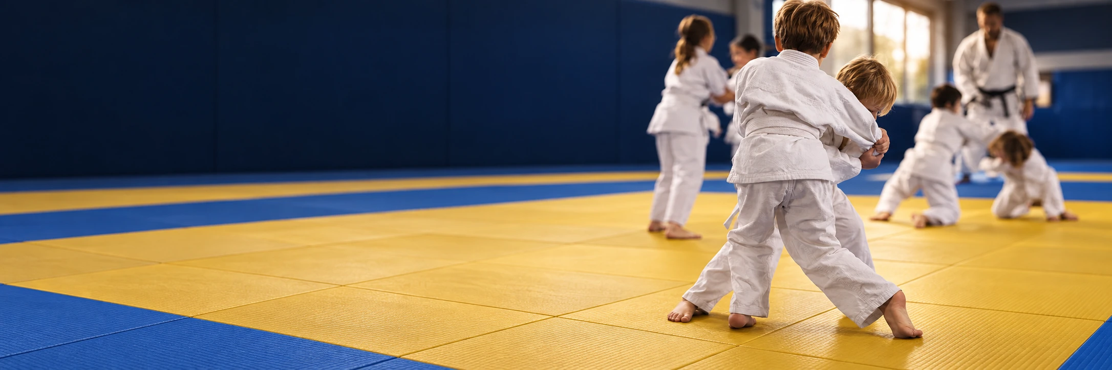 KI-Symbolbild: Kinder üben Ju-Jutsu auf gelb-blauen Tatami